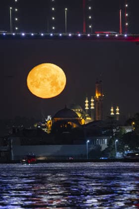 Full moon in Istanbul ISTANBUL, TURKIYE - MAY 30: Full moon rises over the historical peninsula, aligning with the Grand Mecidiye Mosque (Ortakoy Mosque) in the foreground and the Suleymaniye Mosque in the background in Istanbul, Turkiye, on May 30, 2026. Isa Terli Anadolu Istanbul Turkey. Editorial use only. Please get in touch for any other usage.  Copyright: x2026xAnadoluxIsaxTerlix