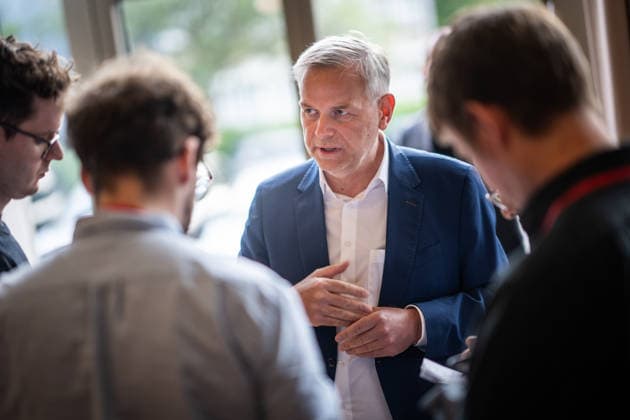 Leif-Erik Holm, Landesvorsitzender und Spitzenkandidat zur Landtagswahl. vor Beginn des Landesparteitags im Gespräch mit Journalisten;Landesparteitag AfD Mecklenburg-Vorpommern in Grimmen, Grimmen Mecklenburg-Vorpommern Deutschland Kulturhaus Treffpunkt Europas *** Leif Erik Holm, state chairman and top candidate for the state parliamentary elections in conversation with journalists before the start of the state party conference AfD Mecklenburg-Vorpommern state party conference in Grimmen, Grimmen Mecklenburg-Vorpommern Germany Kulturhaus Treffpunkt Europas