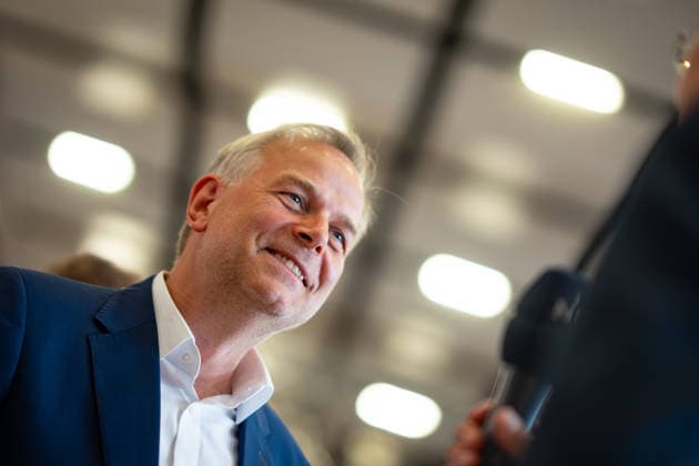 Leif-Erik Holm, Landesvorsitzender und Spitzenkandidat zur Landtagswahl, während eines TV-Interviews mit dem NDR;Landesparteitag AfD Mecklenburg-Vorpommern in Grimmen, Grimmen Mecklenburg-Vorpommern Deutschland Kulturhaus Treffpunkt Europas *** Leif Erik Holm, state chairman and top candidate for the state election, during a TV interview with the NDR state party conference AfD Mecklenburg Vorpommern in Grimmen, Grimmen Mecklenburg Vorpommern Germany Kulturhaus Treffpunkt Europas