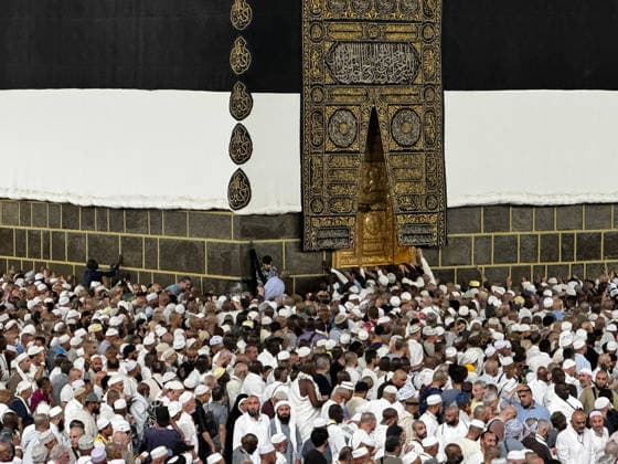 Muslim pilgrims perform farewell circumambulation, begin leaving Kaaba MECCA, SAUDI ARABIA - MAY 30: Muslim pilgrims perform the farewell circumambulation (Tawaf al-Wadaa) at the Kaaba before departing the holy city of Mecca, Saudi Arabia on May 30, 2026. Prior to this final ritual completing their Hajj pilgrimage, they fulfilled their duty of waqfah in Arafat and Muzdalifah on the eve of Eid al-Adha, proceeded to Jamarat to throw pebbles at the Akaba jamrah (the grand devil), and subsequently performed the visit circumambulation (Tawaf al-Ziyarah) and Sa i. Ali Atmaca Anadolu Mecca Saudi Arabia. Editorial use only. Please get in touch for any other usage.  Copyright: x2026xAnadoluxAlixAtmacax
