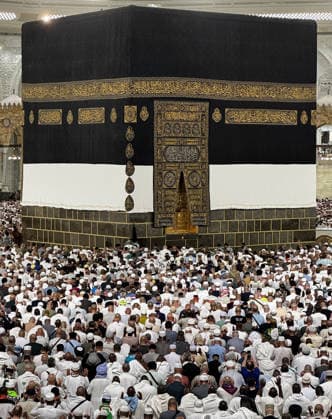 Muslim pilgrims perform farewell circumambulation, begin leaving Kaaba MECCA, SAUDI ARABIA - MAY 30: Muslim pilgrims perform the farewell circumambulation (Tawaf al-Wadaa) at the Kaaba before departing the holy city of Mecca, Saudi Arabia on May 30, 2026. Prior to this final ritual completing their Hajj pilgrimage, they fulfilled their duty of waqfah in Arafat and Muzdalifah on the eve of Eid al-Adha, proceeded to Jamarat to throw pebbles at the Akaba jamrah (the grand devil), and subsequently performed the visit circumambulation (Tawaf al-Ziyarah) and Sa i. Ali Atmaca Anadolu Mecca Saudi Arabia. Editorial use only. Please get in touch for any other usage.  Copyright: x2026xAnadoluxAlixAtmacax