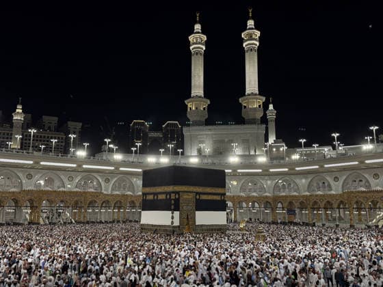 News Bilder des Tages Muslim pilgrims perform farewell circumambulation, begin leaving Kaaba MECCA, SAUDI ARABIA - MAY 30: Muslim pilgrims perform the farewell circumambulation (Tawaf al-Wadaa) at the Kaaba before departing the holy city of Mecca, Saudi Arabia on May 30, 2026. Prior to this final ritual completing their Hajj pilgrimage, they fulfilled their duty of waqfah in Arafat and Muzdalifah on the eve of Eid al-Adha, proceeded to Jamarat to throw pebbles at the Akaba jamrah (the grand devil), and subsequently performed the visit circumambulation (Tawaf al-Ziyarah) and Sa i. Ali Atmaca Anadolu Mecca Saudi Arabia. Editorial use only. Please get in touch for any other usage.  Copyright: x2026xAnadoluxAlixAtmacax