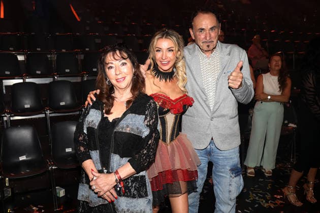 Finale der TV Sendung LetÂ s Dance in Köln Anna-Carina Woitschack mit ihrer Mama und ihrem Vater beim Finale der 19. Staffel der RTL-Tanzshow LetÂ s Dance im Coloneum Köln NRW Deutschland *** Final of the TV show Lets Dance in Cologne Anna Carina Woitschack with her mom and dad at the final of the 19th season of the RTL dance show Lets Dance at the Coloneum Cologne NRW Germany Copyright: xMatthiasxGränzdörferx