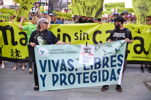 Demonstration Madrid without hunting People carry a banner with the slogan Alive, free and protected during the demonstration against the new Hunting Law of the Community of Madrid, on May 30, 2026, in Madrid Spain Environmental and animal associations unite for the first time in a march under the slogan Madrid without hunting against the draft Law on Hunting and River Fishing that the regional government is currently being processed in the Assembly of Madrid 30 MAY 2026 DEMONSTRATION Jesús Hellí Madrid Madrid Madrid Spain  Copyright: xJesusxHellinx 7560105