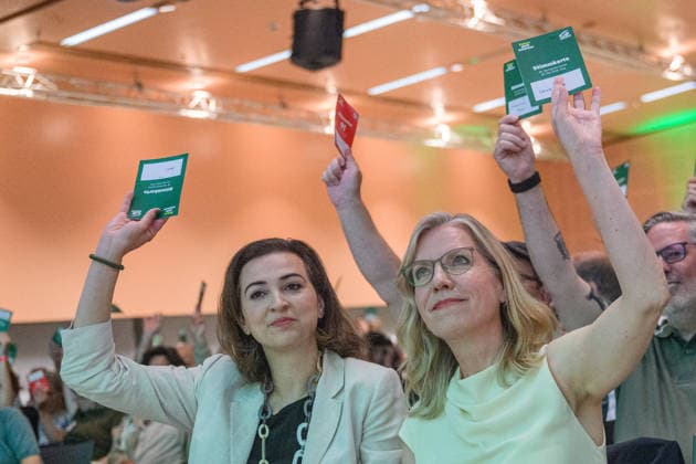 photonews.at - Graz, 30}.05.2026. 48. Bundeskongress der Grünen in Graz. Die Grünen halten in Graz ihren 48. Bundeskongress unter dem Motto Fairer statt schwerer ab. Delegierte aus ganz Österreich beraten über aktuelle politische Themen und die künftige Ausrichtung der Partei. PHOTO: Abg. Alma Zadic (Grüne) und Bundessprechin der Grünen Leonore Gewessler (Grüne) The Austrian Greens hold their 48th Bundeskongress in Graz. BUKO, Buko26, Delegierte, Beteiligung, Bürgerbeteiligung, Zuhören, Gerechtigkeit, Nachhaltigkeit, Klimaschutz, Mobilität, Verkehr, Öffentlicher Verkehr, Straßenbahn, Stadtentwicklung, Grünraum, Lebensqualität, delegates, participation, citizen participation, listening, justice, sustainability, climate protection, mob 