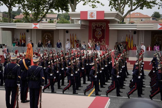 King Felipe VI and Queen Letizia and Princess Leonor preside over the parade for the Armed Forces Day in Vigo King Felipe VI and Queen Letizia and Princess Leonor preside over the central act commemorating the Armed Forces Day, on May 30, 2026, in Vigo, Pontevedra, Galicia Spain The civil and military parade has gathered motorcycles, groups on foot at a pace of 124 steps per minute , In total, almost 3,300 members of the Royal Guard, the Army, the Navy, the Air and Space Army, the Civil Guard and the Military Emergency Unit took part in the event 30 MAY 2026 Adriá Vigo, Pontevedra, Galicia Vigo, Pontevedra, Galicia Spain Copyright: xAdrianxIragox 7560171