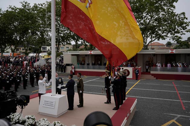 The King and Queen preside in Vigo the parade for the Armed Forces Day The flag is unhoisted from the mast during the raising in the central commemorative act of the Armed Forces Day, on May 30, 2026, in Vigo, Pontevedra, Galicia Spain The civil and military parade has gathered motorcycles, groups on foot at a pace of 124 steps per minute , In total, almost 3,300 members of the Royal Guard, the Army, the Navy, the Air and Space Army, the Civil Guard and the Military Emergency Unit took part in the event 30 MAY 2026 Adriá Vigo, Pontevedra, Galicia Vigo, Pontevedra, Galicia Spain Copyright: xAdrianxIragox 7560192