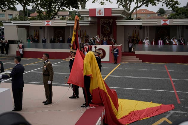 The King and Queen preside in Vigo the parade for the Armed Forces Day The flag is unhoisted from the mast during the raising in the central commemorative act of the Armed Forces Day, on May 30, 2026, in Vigo, Pontevedra, Galicia Spain The civil and military parade has gathered motorcycles, groups on foot at a pace of 124 steps per minute , In total, almost 3,300 members of the Royal Guard, the Army, the Navy, the Air and Space Army, the Civil Guard and the Military Emergency Unit took part in the event 30 MAY 2026 Adriá Vigo, Pontevedra, Galicia Vigo, Pontevedra, Galicia Spain Copyright: xAdrianxIragox 7560193