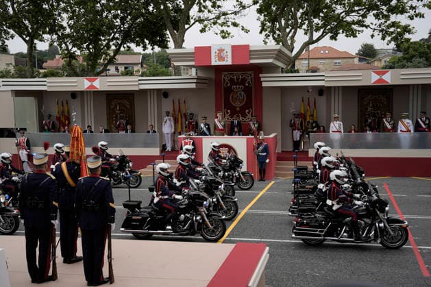 King Felipe VI and Queen Letizia and Princess Leonor preside over the parade for the Armed Forces Day in Vigo King Felipe VI and Queen Letizia and Princess Leonor preside over the central act commemorating the Armed Forces Day, on May 30, 2026, in Vigo, Pontevedra, Galicia Spain The civil and military parade has gathered motorcycles, groups on foot at a pace of 124 steps per minute , In total, almost 3,300 members of the Royal Guard, the Army, the Navy, the Air and Space Army, the Civil Guard and the Military Emergency Unit took part in the event 30 MAY 2026 Adriá Vigo, Pontevedra, Galicia Vigo, Pontevedra, Galicia Spain Copyright: xAdrianxIragox 7560168