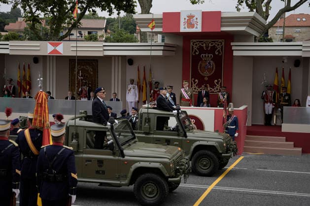 King Felipe VI and Queen Letizia and Princess Leonor preside over the parade for the Armed Forces Day in Vigo King Felipe VI and Queen Letizia and Princess Leonor preside over the central act commemorating the Armed Forces Day, on May 30, 2026, in Vigo, Pontevedra, Galicia Spain The civil and military parade has gathered motorcycles, groups on foot at a pace of 124 steps per minute , In total, almost 3,300 members of the Royal Guard, the Army, the Navy, the Air and Space Army, the Civil Guard and the Military Emergency Unit took part in the event 30 MAY 2026 Adriá Vigo, Pontevedra, Galicia Vigo, Pontevedra, Galicia Spain Copyright: xAdrianxIragox 7560169
