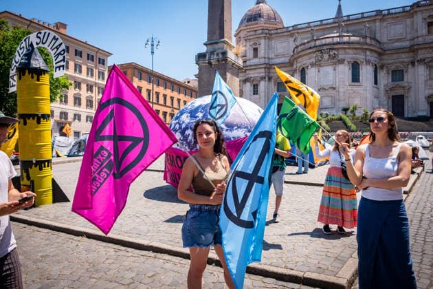 News Bilder des Tages May 30, 2026, Rome, Rm, Italy: Extinction Rebellion activists are launching a 24-hour rally in Piazza dell Esquilino, just days before the 80th anniversary of the Italian Republic on June 2nd. They say: there is nothing to celebrate as long as rights, justice, and dignity continue to be denied. Oil extraction is imposed through violence and war to produce ever more energy, further increasing inequality. Activists assembled a rocket made of oil drums. It reads: Fascists on Mars. Democracy on earth reads the banner. Rome Italy - ZUMAg256 20260530_znp_g256_018 Copyright: xMarcoxDixGianvitox