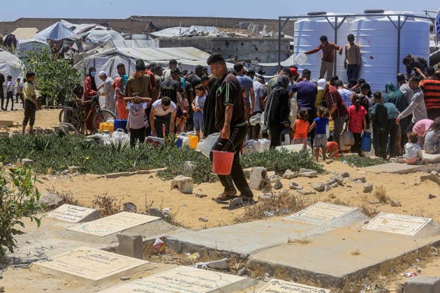 Water crisis continues in Gaza KHAN YUNIS, GAZA, PALESTINE - MAY 30: Palestinians living near a cemetery carry water from tankers to their homes by filling it into jerrycans where the infrastructure has been severely damaged due to Israeli attacks in Khan Yunis, Gaza, Palestine, on May 30, 2026. Abed Rahim Khatib Anadolu Khan Yunis Gaza. Editorial use only. Please get in touch for any other usage.  Copyright: x2026xAnadoluxAbedxRahimxKhatibx