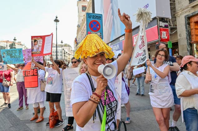 News Bilder des Tages May 30, 2026, Madrid, Madrid, SPAIN: Home Care Service (SAD) workers take part in a protest at Puerta del Sol in Madrid, Spain. Participants gathered to demonstrate and express their demands regarding the Home Care Service sector. Madrid SPAIN  - ZUMAz108 20260530_znp_z108_023 Copyright: xRichardxZubelzux