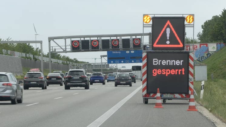 Das große Verkehrschaos in Tirol ist ausgeblieben. Auf Grund der Brennersperre wegen einer Demonstration haben sich viele Urlauber auf die Behinderungen eingestellt. Zahlreiche Urlaubsreisende nahmen die Umwege über die Tauernautobahn in Kauf. Entsprechend dicht war der Reiseverkehr auf der A 8 zwischen München und Salzburg. In Höhe Holzkirchen gab es in Richtung München Stau und stockenden Verkehr. Die Polizei in Tirol regelte den Verkehr. Wie eine Geisterautobahn glich hingegen die A 12 ab Kufstein. Kaum Reisende waren auf der Transitstrecke zu verzeichnen. Grund hierfür waren die bereits über 100 Km entfernten Warntafel. Die kennzeichneten die Brennersperre, Autofahrer konnten frühzeitig auf Alternativrouten ausweichen. A 8 Holzkirchen