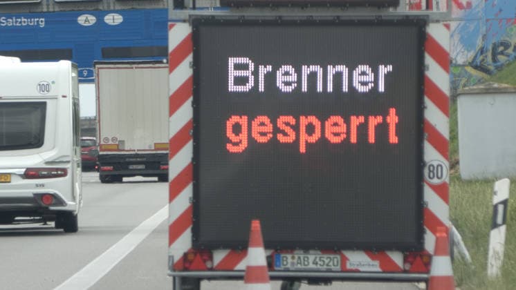 Das große Verkehrschaos in Tirol ist ausgeblieben. Auf Grund der Brennersperre wegen einer Demonstration haben sich viele Urlauber auf die Behinderungen eingestellt. Zahlreiche Urlaubsreisende nahmen die Umwege über die Tauernautobahn in Kauf. Entsprechend dicht war der Reiseverkehr auf der A 8 zwischen München und Salzburg. In Höhe Holzkirchen gab es in Richtung München Stau und stockenden Verkehr. Die Polizei in Tirol regelte den Verkehr. Wie eine Geisterautobahn glich hingegen die A 12 ab Kufstein. Kaum Reisende waren auf der Transitstrecke zu verzeichnen. Grund hierfür waren die bereits über 100 Km entfernten Warntafel. Die kennzeichneten die Brennersperre, Autofahrer konnten frühzeitig auf Alternativrouten ausweichen. A 8 Holzkirchen