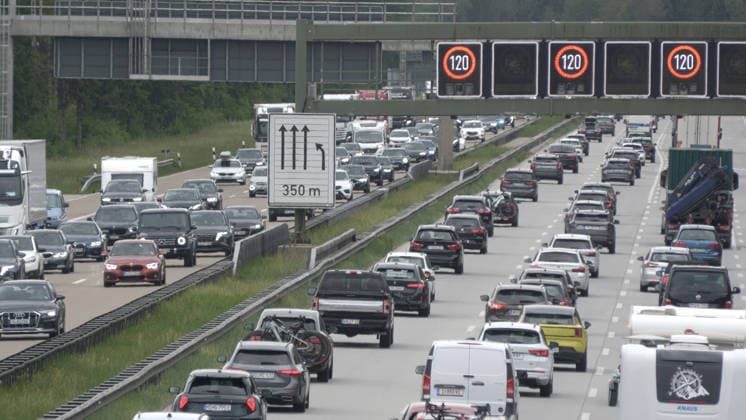 Das große Verkehrschaos in Tirol ist ausgeblieben. Auf Grund der Brennersperre wegen einer Demonstration haben sich viele Urlauber auf die Behinderungen eingestellt. Zahlreiche Urlaubsreisende nahmen die Umwege über die Tauernautobahn in Kauf. Entsprechend dicht war der Reiseverkehr auf der A 8 zwischen München und Salzburg. In Höhe Holzkirchen gab es in Richtung München Stau und stockenden Verkehr. Die Polizei in Tirol regelte den Verkehr. Wie eine Geisterautobahn glich hingegen die A 12 ab Kufstein. Kaum Reisende waren auf der Transitstrecke zu verzeichnen. Grund hierfür waren die bereits über 100 Km entfernten Warntafel. Die kennzeichneten die Brennersperre, Autofahrer konnten frühzeitig auf Alternativrouten ausweichen. A 8 Holzkirchen