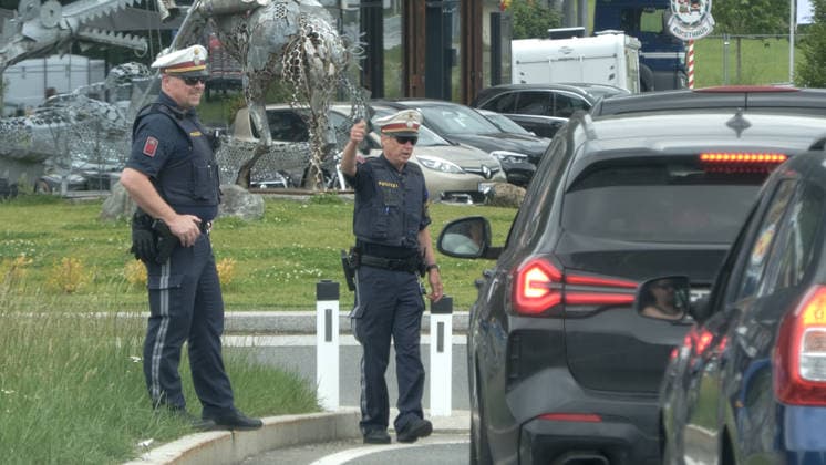 Das große Verkehrschaos in Tirol ist ausgeblieben. Auf Grund der Brennersperre wegen einer Demonstration haben sich viele Urlauber auf die Behinderungen eingestellt. Zahlreiche Urlaubsreisende nahmen die Umwege über die Tauernautobahn in Kauf. Entsprechend dicht war der Reiseverkehr auf der A 8 zwischen München und Salzburg. In Höhe Holzkirchen gab es in Richtung München Stau und stockenden Verkehr. Die Polizei in Tirol regelte den Verkehr. Wie eine Geisterautobahn glich hingegen die A 12 ab Kufstein. Kaum Reisende waren auf der Transitstrecke zu verzeichnen. Grund hierfür waren die bereits über 100 Km entfernten Warntafel. Die kennzeichneten die Brennersperre, Autofahrer konnten frühzeitig auf Alternativrouten ausweichen. A 8 Holzkirchen