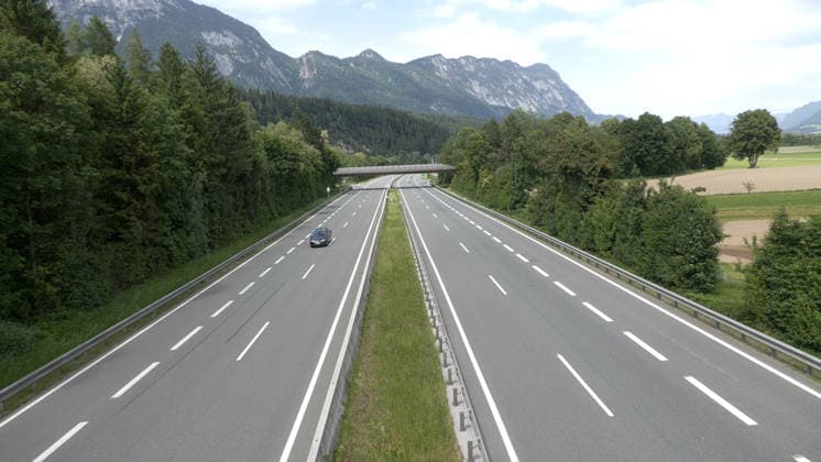 News Bilder des Tages Das große Verkehrschaos in Tirol ist ausgeblieben. Auf Grund der Brennersperre wegen einer Demonstration haben sich viele Urlauber auf die Behinderungen eingestellt. Zahlreiche Urlaubsreisende nahmen die Umwege über die Tauernautobahn in Kauf. Entsprechend dicht war der Reiseverkehr auf der A 8 zwischen München und Salzburg. In Höhe Holzkirchen gab es in Richtung München Stau und stockenden Verkehr. Die Polizei in Tirol regelte den Verkehr. Wie eine Geisterautobahn glich hingegen die A 12 ab Kufstein. Kaum Reisende waren auf der Transitstrecke zu verzeichnen. Grund hierfür waren die bereits über 100 Km entfernten Warntafel. Die kennzeichneten die Brennersperre, Autofahrer konnten frühzeitig auf Alternativrouten ausweichen. A 8 Holzkirchen