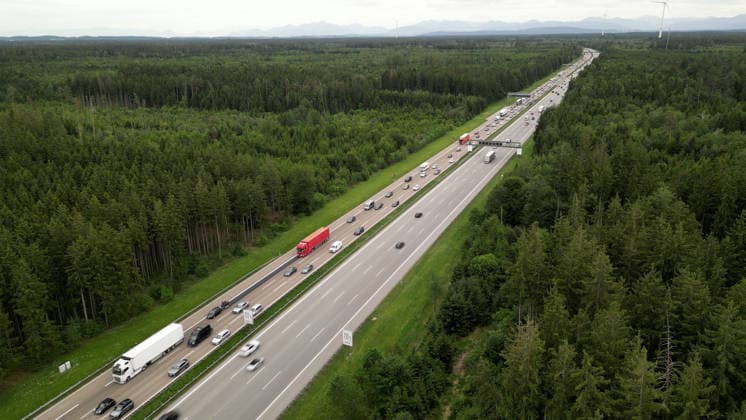 Das große Verkehrschaos in Tirol ist ausgeblieben. Auf Grund der Brennersperre wegen einer Demonstration haben sich viele Urlauber auf die Behinderungen eingestellt. Zahlreiche Urlaubsreisende nahmen die Umwege über die Tauernautobahn in Kauf. Entsprechend dicht war der Reiseverkehr auf der A 8 zwischen München und Salzburg. In Höhe Holzkirchen gab es in Richtung München Stau und stockenden Verkehr. Die Polizei in Tirol regelte den Verkehr. Wie eine Geisterautobahn glich hingegen die A 12 ab Kufstein. Kaum Reisende waren auf der Transitstrecke zu verzeichnen. Grund hierfür waren die bereits über 100 Km entfernten Warntafel. Die kennzeichneten die Brennersperre, Autofahrer konnten frühzeitig auf Alternativrouten ausweichen. A 8 Holzkirchen