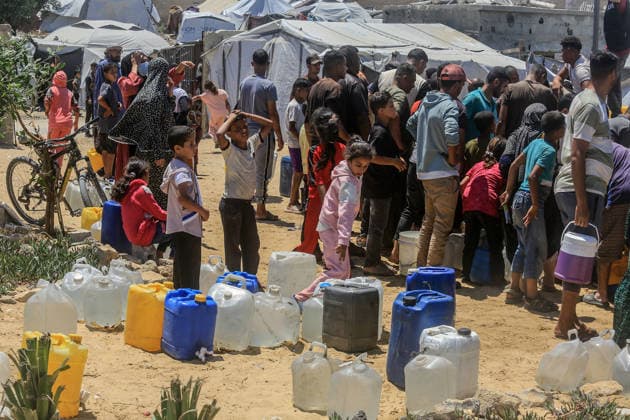 News Bilder des Tages Water crisis continues in Gaza KHAN YUNIS, GAZA, PALESTINE - MAY 30: Palestinians living near a cemetery carry water from tankers to their homes by filling it into jerrycans where the infrastructure has been severely damaged due to Israeli attacks in Khan Yunis, Gaza, Palestine, on May 30, 2026. Abed Rahim Khatib Anadolu Khan Yunis Gaza. Editorial use only. Please get in touch for any other usage.  Copyright: x2026xAnadoluxAbedxRahimxKhatibx