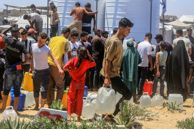 Water crisis continues in Gaza KHAN YUNIS, GAZA, PALESTINE - MAY 30: Palestinians living near a cemetery carry water from tankers to their homes by filling it into jerrycans where the infrastructure has been severely damaged due to Israeli attacks in Khan Yunis, Gaza, Palestine, on May 30, 2026. Abed Rahim Khatib Anadolu Khan Yunis Gaza. Editorial use only. Please get in touch for any other usage.  Copyright: x2026xAnadoluxAbedxRahimxKhatibx