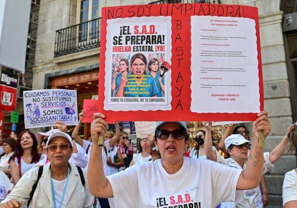 May 30, 2026, Madrid, Madrid, SPAIN: Home Care Service (SAD) workers take part in a protest at Puerta del Sol in Madrid, Spain. Participants gathered to demonstrate and express their demands regarding the Home Care Service sector. Madrid SPAIN - ZUMAz108 20260530_znp_z108_024 Copyright: xRichardxZubelzux