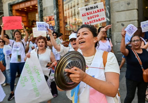 May 30, 2026, Madrid, Madrid, SPAIN: Home Care Service (SAD) workers take part in a protest at Puerta del Sol in Madrid, Spain. Participants gathered to demonstrate and express their demands regarding the Home Care Service sector. Madrid SPAIN - ZUMAz108 20260530_znp_z108_027 Copyright: xRichardxZubelzux