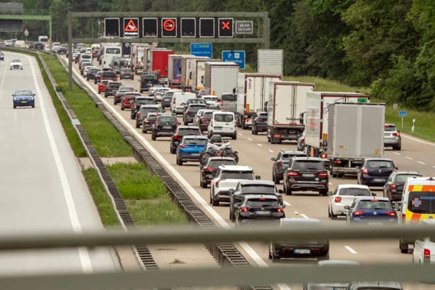 Dichter Rückreisverkehr mit Stau in Richtung München auf der Autobahn A8, München-Salzburg, heute am Samstag Brenner-Sperre in Tirol, Sauerlach Nähe München, 30. Mai 2026 Deutschland, Sauerlach bei München, 30. Mai 2026, dichter Reiseverkehr mit Stau auf der Autobahn A8 München-Salzburg, viele Autofahrer unterwegs in Richtung Norden, starker Verkehr mit Stau in Richtung München, Rückreiseverkehr, weniger betroffen scheint der Verkehr in Richtung Süden (links), heute Brenner-Sperre in Tirol, Verkehr am Samstag um 13:30 Uhr, Verkehr, Bayern, *** Dense return traffic with traffic jam in the direction of Munich on the highway A8, Munich Salzburg, today on Saturday Brenner closure in Tyrol, Sauerlach near Munich, May 30, 2026 Germany,