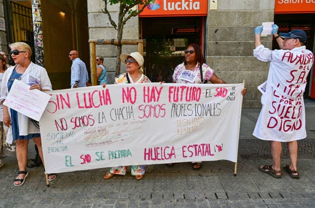 May 30, 2026, Madrid, Madrid, SPAIN: Home Care Service (SAD) workers take part in a protest at Puerta del Sol in Madrid, Spain. Participants gathered to demonstrate and express their demands regarding the Home Care Service sector. Madrid SPAIN - ZUMAz108 20260530_znp_z108_030 Copyright: xRichardxZubelzux