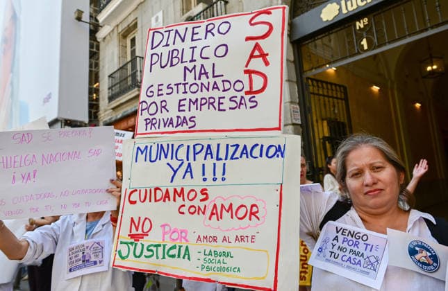 May 30, 2026, Madrid, Madrid, SPAIN: Home Care Service (SAD) workers take part in a protest at Puerta del Sol in Madrid, Spain. Participants gathered to demonstrate and express their demands regarding the Home Care Service sector. Madrid SPAIN - ZUMAz108 20260530_znp_z108_033 Copyright: xRichardxZubelzux