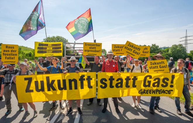 News Bilder des Tages Greenpeace-Aktivisten demonstrieren mit einem Banner 20260530ad252 Zukunft statt Gas! Demonstration gegen den Neubau von Gaskraftwerken Protest Klimaschutz, Gaskraftwerke, Aktivisten, Banner, Transparent, Umweltbewegung, Energiepolitik, Klimabewegung, Nachhaltigkeit, Regenbogenflagge, friedlich, umweltbewusst, klimapolitisch, engagiert, nachhaltig, gesellschaftlich, kritisch, aktivistisch, entschlossen, demonstrieren, protestieren, fordern, kritisieren, mobilisieren, versammeln, engagieren, teilnehmen, thematisieren, verhindern, klimafreundliche Energiezukunft Hamm Nordrhein-Westfalen NRW Deutschland Germany *** Greenpeace activists demonstrate with a banner 20260530ad252 Future instead of gas Demonstration against the construction of new Copyright: xAchimxDuwentästerx
