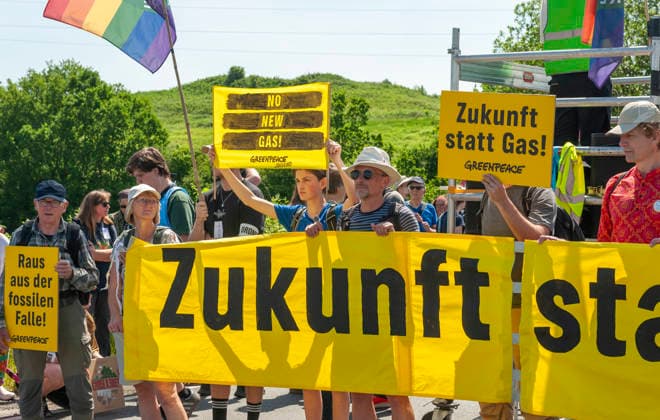 Greenpeace-Aktivisten demonstrieren mit einem Banner 20260530ad269 Zukunft statt Gas! Demonstration gegen den Neubau von Gaskraftwerken Protest Klimaschutz, Gaskraftwerke, Aktivisten, Banner, Transparent, Umweltbewegung, Energiepolitik, Klimabewegung, Nachhaltigkeit, Regenbogenflagge, friedlich, umweltbewusst, klimapolitisch, engagiert, nachhaltig, gesellschaftlich, kritisch, aktivistisch, entschlossen, demonstrieren, protestieren, fordern, kritisieren, mobilisieren, versammeln, engagieren, teilnehmen, thematisieren, verhindern, klimafreundliche Energiezukunft Hamm Nordrhein-Westfalen NRW Deutschland Germany *** Greenpeace activists demonstrate with a banner 20260530ad269 Future instead of gas Demonstration against the construction of new Copyright: xAchimxDuwentästerx
