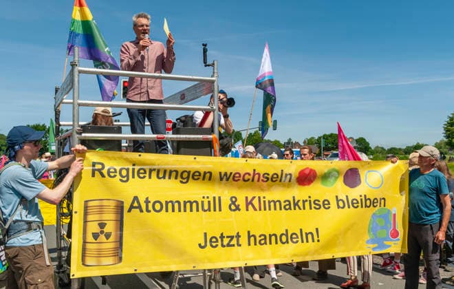 Redner auf dem Demo-Wagen 20260530ad316 Zukunft statt Gas! Demonstration gegen den Neubau von Gaskraftwerken Protest Klimaschutz, Gaskraftwerke, Aktivisten, Banner, Transparent, Umweltbewegung, Energiepolitik, Klimabewegung, Nachhaltigkeit, Regenbogenflagge, friedlich, umweltbewusst, klimapolitisch, engagiert, nachhaltig, gesellschaftlich, kritisch, aktivistisch, entschlossen, demonstrieren, protestieren, fordern, kritisieren, mobilisieren, versammeln, engagieren, teilnehmen, thematisieren, verhindern, klimafreundliche Energiezukunft Hamm Nordrhein-Westfalen NRW Deutschland Germany *** Speaker on the demo car 20260530ad316 Future instead of gas Demonstration against the new construction of gas-fired power plants Protest climate protection, Copyright: xAchimxDuwentästerx