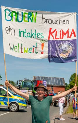 Ein Bauer aus der Nachbarschaft mit seinem Banner 20260530ad362 Zukunft statt Gas! Demonstration gegen den Neubau von Gaskraftwerken Protest Klimaschutz, Gaskraftwerke, Aktivisten, Banner, Transparent, Umweltbewegung, Energiepolitik, Klimabewegung, Nachhaltigkeit, Regenbogenflagge, friedlich, umweltbewusst, klimapolitisch, engagiert, nachhaltig, gesellschaftlich, kritisch, aktivistisch, entschlossen, demonstrieren, protestieren, fordern, kritisieren, mobilisieren, versammeln, engagieren, teilnehmen, thematisieren, verhindern, klimafreundliche Energiezukunft Hamm Nordrhein-Westfalen NRW Deutschland Germany *** A farmer from the neighborhood with his banner 20260530ad362 Future instead of gas demonstration against the new construction of gas Copyright: xAchimxDuwentästerx