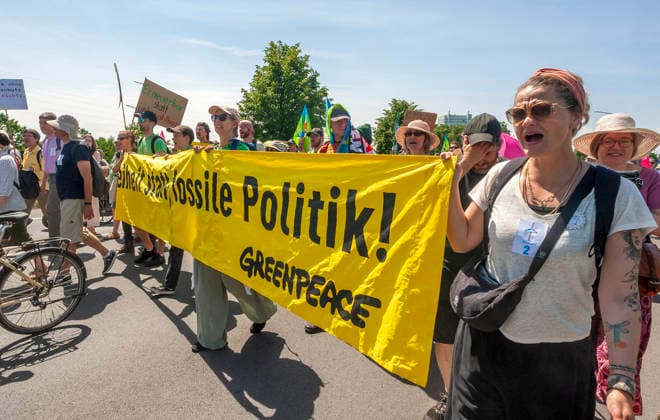 Aktivisten von Greenpeace 20260530ad451 Zukunft statt Gas! Demonstration gegen den Neubau von Gaskraftwerken Protest Klimaschutz, Gaskraftwerke, Aktivisten, Banner, Transparent, Umweltbewegung, Energiepolitik, Klimabewegung, Nachhaltigkeit, Regenbogenflagge, friedlich, umweltbewusst, klimapolitisch, engagiert, nachhaltig, gesellschaftlich, kritisch, aktivistisch, entschlossen, demonstrieren, protestieren, fordern, kritisieren, mobilisieren, versammeln, engagieren, teilnehmen, thematisieren, verhindern, klimafreundliche Energiezukunft Hamm Nordrhein-Westfalen NRW Deutschland Germany *** Activists from Greenpeace 20260530ad451 Future instead of gas Demonstration against the construction of new gas power plants Protest climate protection, gas Copyright: xAchimxDuwentästerx
