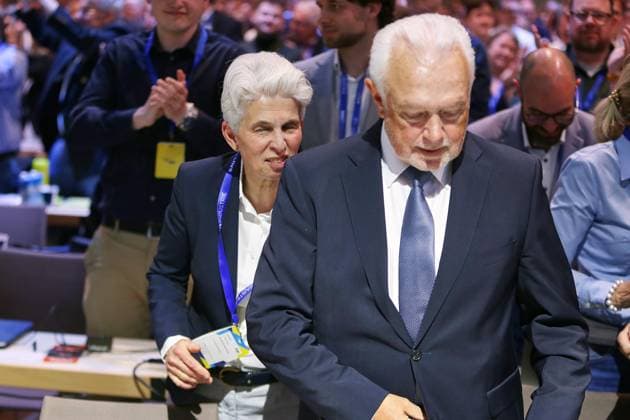 Berlin, Deutschland, 30.05.2026: Estrel: 77. Bundesparteitag der FDP: Marie-Agnes Strack-Zimmermann will Wolfgang Kubicki nach dessen Wahl zum Parteichef gratulieren *** Berlin, Germany, 30 05 2026 Estrel 77 FDP Federal Party Conference Marie Agnes Strack Zimmermann wants to congratulate Wolfgang Kubicki after his election as party leader Copyright: xdtsxNachrichtenagenturx dts_121193