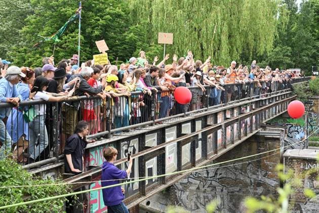 News Bilder des Tages Demo gegen Sperrung der Görlitzer Bahnbrücken ** NUR FÜR REDAKTIONELLE ZWECKE ** EDITORIAL USE ONLY **<p>Demo gegen Sperrung der Görlitzer Bahnbrücken, Die vier Görlitzer Bahnbrücken, die ab der Elsenstraße in Alt-Treptow auf einem stillgelegten und entwidmeten Bahndamm bis in den Görlitzer Park nach Kreuzberg führen, sollen ab Juli nicht mehr für die Öffentlichkeit zugänglich sein, fotografiert am 30.05.2026 in Berlin. Berlin Berlin Berlin Copyright: MaurizioxGambarini *** Demo against the closure of the Görlitz railroad bridges FOR EDITORIAL PURPOSES ONLY EDITORIAL USE ONLY p Demo against the closure of the Görlitz railroad bridges, The four Görlitz railroad bridges, which run from Elsenstraße in Alt Treptow on a disused and Copyright: MaurizioxGambarini doc862ly52mjhtqriuzjk5 ,EDITORIAL USE ONLY