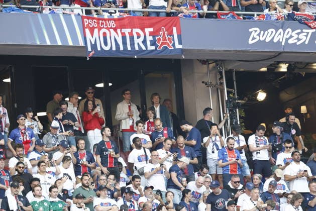 Mick Jagger et son Deveraux lors de la finale de la Ligue Des Champions 2026 Paris Saint Germain PSG Arsenal FC au stade Ferenc Puskas à Budapest le 30 mai 2026 Cyril Moreau Bestimage Mick Jagger and his son Deveraux at the 2026 Champions League final Paris Saint Germain PSG Arsenal FC at the Ferenc Puskas Stadium in Budapest on May 30, 2026 Budapest Hongrie  Copyright: xCYRILxMOREAUx xBESTIMAGExCYRILxMOREAUx xBESTIMAGEx