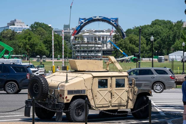 May 30, 2026, Washington, District Of Columbia, USA: A United States Army National Guard Humvee is parked near the construction site of the UFC Octagon being set up on the South Lawn of the White House. Washington USA  - ZUMAs365 20260530_znp_s365_013 Copyright: xJoeyxSussmanx