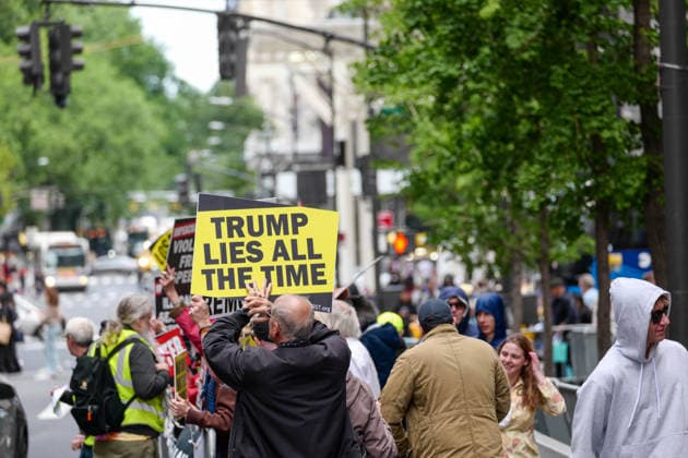 Protest at Trump Tower NYC New York, NY- May 30: Activist Group Rise and Resist Protest in Front of Trump Tower Fifth Ave to Impeach, Convict, and Remove President of USA Donald J. Trump. Demonstrators chant People Rising Up, Trump Coming Down on May 30, 2026 Credit: Camara Porter AdMedia EDITORIAL USE ONLY  Copyright: xx AdMediax admphotostwo993316
