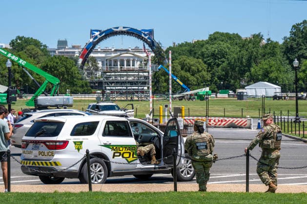 May 30, 2026, Washington, District Of Columbia, USA: United States Army National Guard military police stand guard near the construction site of the UFC Octagon on the South Lawn of the White House. Washington USA - ZUMAs365 20260530_znp_s365_015 Copyright: xJoeyxSussmanx