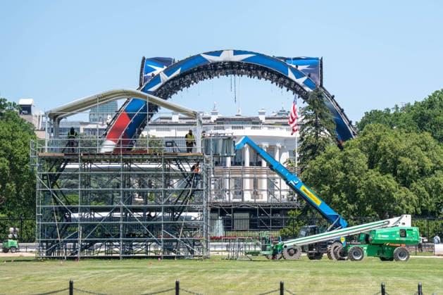 News Bilder des Tages May 30, 2026, Washington, District Of Columbia, USA: Construction of the UFC event venue is underway on the South Lawn and the Ellipse outside the White House. Washington USA - ZUMAs365 20260530_znp_s365_016 Copyright: xJoeyxSussmanx