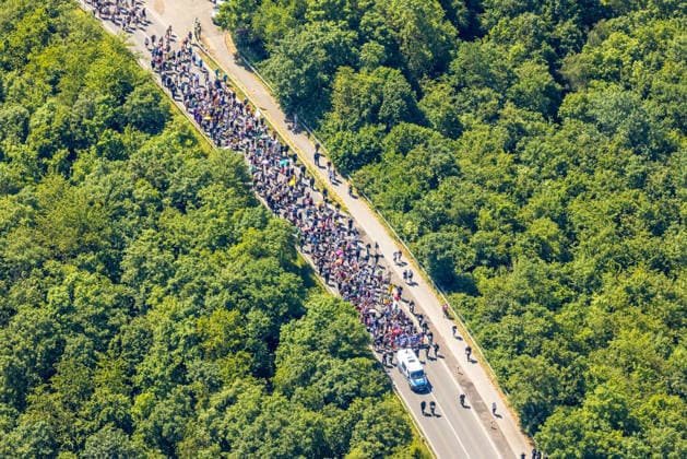 Luftbild, Hamm , Klimademonstration, KlimaCamp Hamm, Rekordversuch Menschliches Windrad auf der Radbodhalde, Zeltstadt im Lippepark, Herringen, Bockum-Hövel, Hamm, Nordrhein-Westfalen, Deutschland !ACHTUNGxMINDESTHONORARx60xEURO! *** Aerial photo, Hamm, climate demonstration, KlimaCamp Hamm, record attempt human wind turbine on the Radbodhalde, tent city in Lippepark, Herringen, Bockum Hövel, Hamm, North Rhine-Westphalia, Germany ACHTUNGxMINDESTHONORARx60xEURO