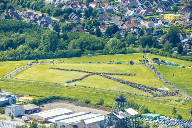 News Bilder des Tages Luftbild, Hamm , Klimademonstration, KlimaCamp Hamm, Rekordversuch Menschliches Windrad auf der Radbodhalde, Zeltstadt im Lippepark, Herringen, Bockum-Hövel, Hamm, Nordrhein-Westfalen, Deutschland !ACHTUNGxMINDESTHONORARx60xEURO! *** Aerial photo, Hamm, climate demonstration, KlimaCamp Hamm, record attempt human wind turbine on the Radbodhalde, tent city in Lippepark, Herringen, Bockum Hövel, Hamm, North Rhine-Westphalia, Germany ACHTUNGxMINDESTHONORARx60xEURO
