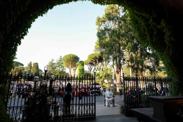 ITALY - POPE LEO XIV LEADS THE ROSARY FOR PEACE AT THE GROTTO OF OUR LADY OF LOURDS IN THE VATICAN GARDENS - 2026 5 30 Italy, Rome, Vatican, 2026 5 30 Pope Leo XIV leads the rosary for peace at the Grotto of Our Lady of Lourdes in the Vatican Gardens to mark the conclusion of the Marian month of May EDITORIAL USE ONLY - NO BOOKS Copyright: xVATICANxMEDIAx