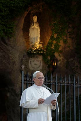 ITALY - POPE LEO XIV LEADS THE ROSARY FOR PEACE AT THE GROTTO OF OUR LADY OF LOURDS IN THE VATICAN GARDENS - 2026 5 30 Italy, Rome, Vatican, 2026 5 30 Pope Leo XIV leads the rosary for peace at the Grotto of Our Lady of Lourdes in the Vatican Gardens to mark the conclusion of the Marian month of May EDITORIAL USE ONLY - NO BOOKS Copyright: xVATICANxMEDIAx