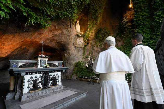 News Bilder des Tages ITALY - POPE LEO XIV LEADS THE ROSARY FOR PEACE AT THE GROTTO OF OUR LADY OF LOURDS IN THE VATICAN GARDENS - 2026 5 30 Italy, Rome, Vatican, 2026 5 30 Pope Leo XIV leads the rosary for peace at the Grotto of Our Lady of Lourdes in the Vatican Gardens to mark the conclusion of the Marian month of May EDITORIAL USE ONLY - NO BOOKS Copyright: xVATICANxMEDIAx