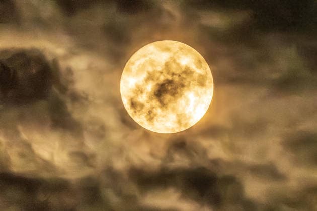 Blue Moon, Blauer Mond, der zweite Vollmond im Mai am Nachthimmel über München, 31. Mai 2026 Deutschland, München, 31. Mai 2026, der zweite Vollmond im Mai am Nachthimmel über München, Blauer Mond, Blue Moon, der Mond wird kurz in einer Wolkenlücke sichtbar, kleinster Vollmond des Jahres, *** Blue Moon, Blue Moon, the second full moon in May in the night sky over Munich, May 31, 2026 Germany, Munich, May 31, 2026, the second full moon in May in the night sky over Munich, Blue Moon, Blue Moon, the moon is briefly visible in a gap in the clouds, smallest full moon of the year,