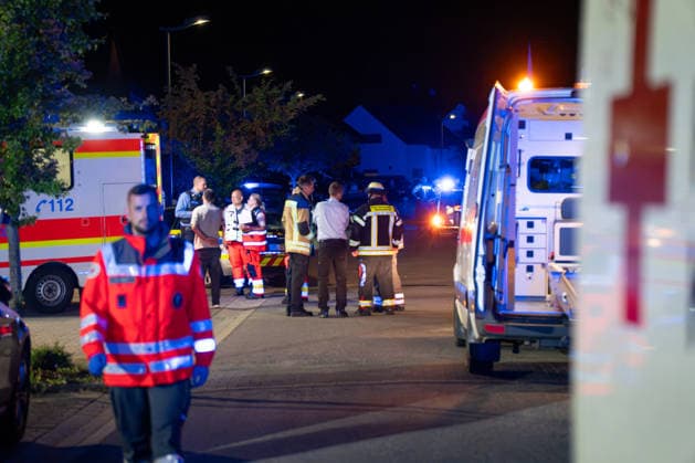 Mehrere Schwerverletzte nach Auseinandersetzung mit Stichverletzungen in Rheinböllen Am Samstagabend, dem 30. Mai 2026, kam es in der Beethovenstraße in Rheinböllen (Rheinland-Pfalz) zu einem größeren Einsatz von Polizei und Rettungsdienst. Nach Angaben der Polizeidirektion Koblenz ereignete sich dort gegen 21:00 Uhr ein wechselseitiges Körperverletzungsdelikt mit mehreren beteiligten Personen. Mehrere Personen erlitten dabei Stichverletzungen. Nach Informationen vor Ort waren zwischen zehn und fünfzehn Personen von dem Geschehen betroffen. Aufgrund der Vielzahl an Verletzten wurden zahlreiche Einsatzkräfte von Rettungsdienst und Polizei alarmiert. Die Rettungswache Rheinböllen diente als Sammelpunkt für die eingesetzten Rettungsk