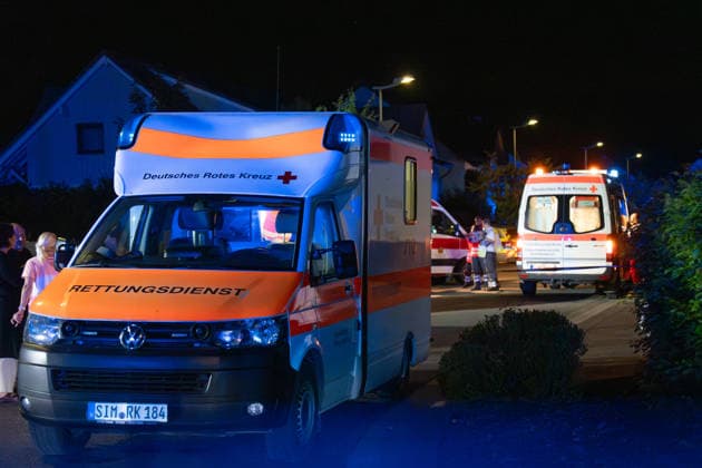 Mehrere Schwerverletzte nach Auseinandersetzung mit Stichverletzungen in Rheinböllen Am Samstagabend, dem 30. Mai 2026, kam es in der Beethovenstraße in Rheinböllen (Rheinland-Pfalz) zu einem größeren Einsatz von Polizei und Rettungsdienst. Nach Angaben der Polizeidirektion Koblenz ereignete sich dort gegen 21:00 Uhr ein wechselseitiges Körperverletzungsdelikt mit mehreren beteiligten Personen. Mehrere Personen erlitten dabei Stichverletzungen. Nach Informationen vor Ort waren zwischen zehn und fünfzehn Personen von dem Geschehen betroffen. Aufgrund der Vielzahl an Verletzten wurden zahlreiche Einsatzkräfte von Rettungsdienst und Polizei alarmiert. Die Rettungswache Rheinböllen diente als Sammelpunkt für die eingesetzten Rettungsk